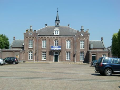 Wessem NL : Marktplatz, ehemaliges Rathaus ( Wessem ist ein Ortsteil der Gemeinde Maasgouw )